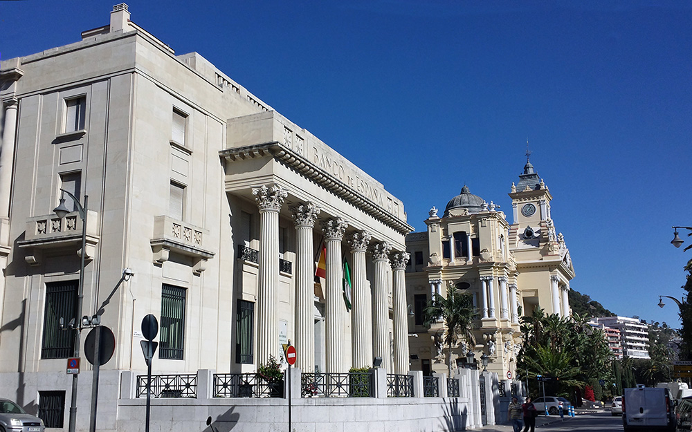 Banco de España, a la derecha el Ayuntamiento
