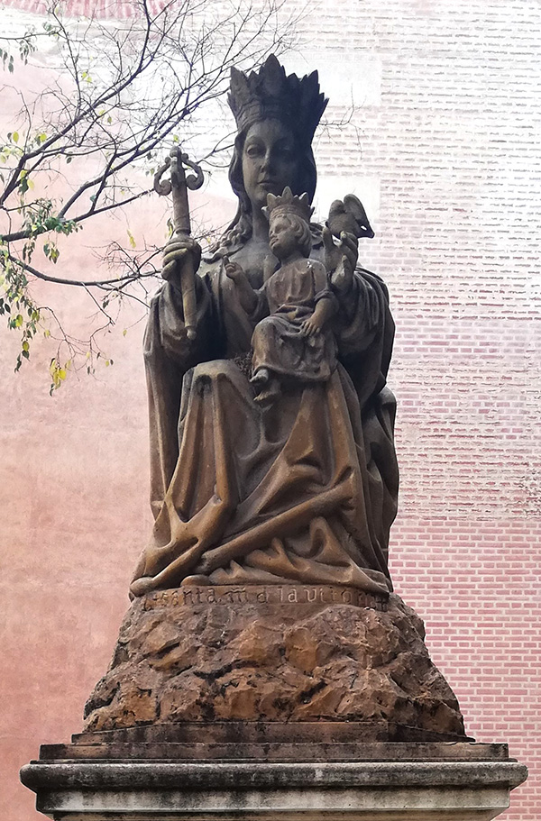 Escultura de la Virgen de la Victoria en los Jardines del Sagrario